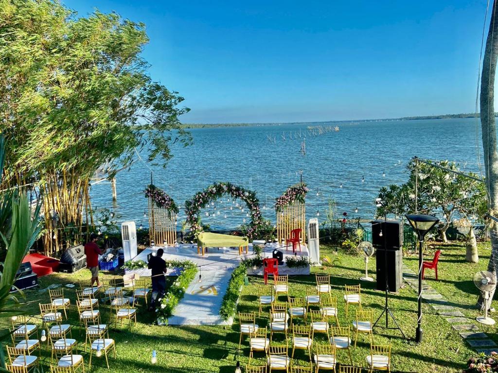 BluSalz Manor Waters Edge photo