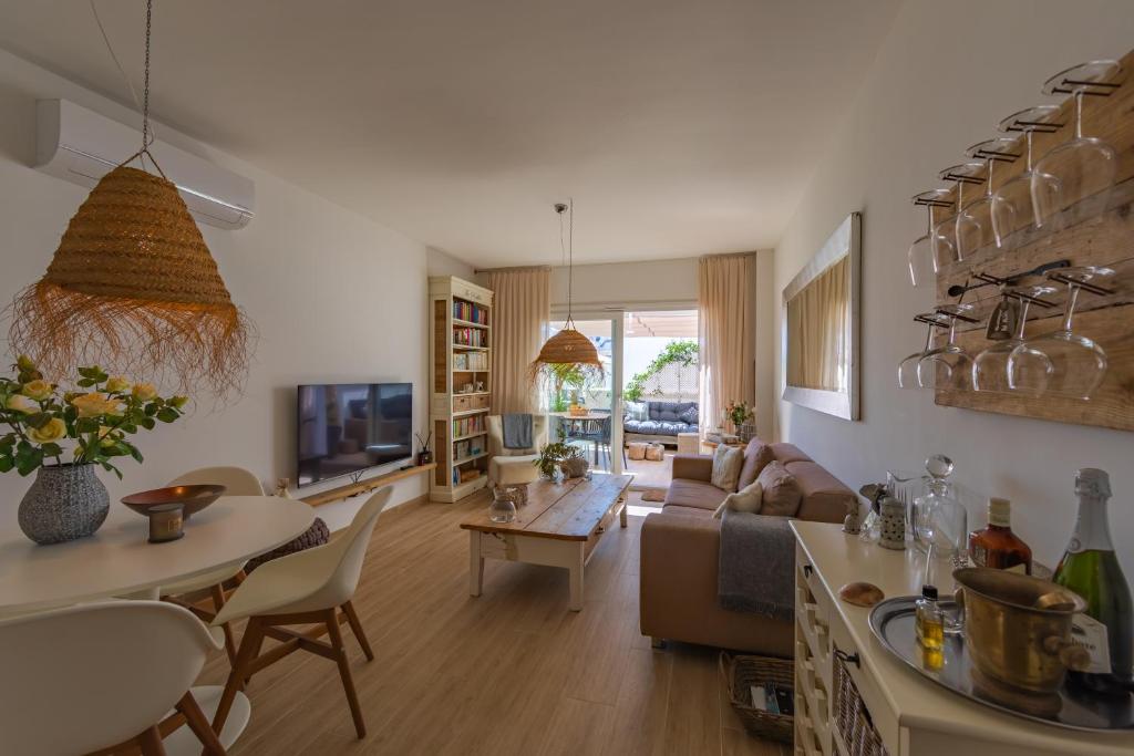 Terrace, pool, near beach & home office (Fibre) - 3