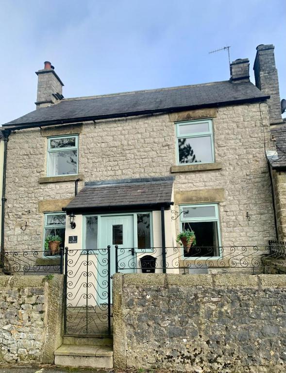The Beautiful Bobbin - Premium Cottage with views, local walks, wood burner & pubs, Tideswell