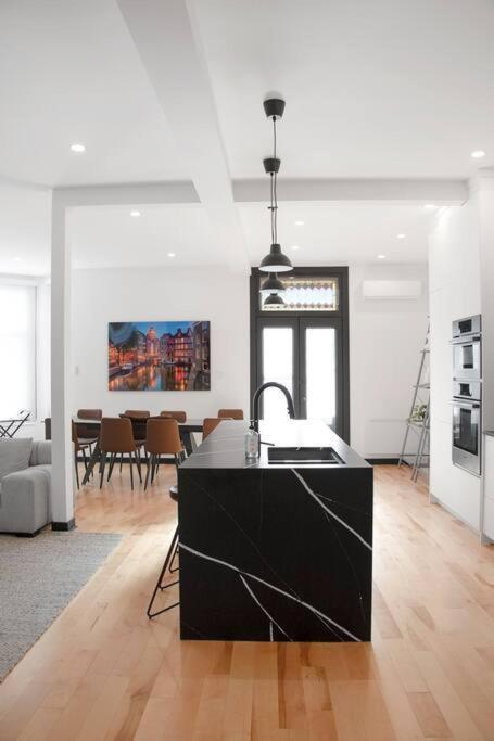 Upscale 3-Bedroom Entire Unit in the Trendy Plateau Mont-Royal featuring A Magazine-Worthy Kitchen & Opulent Living Spaces - Apt 1, Montréal
