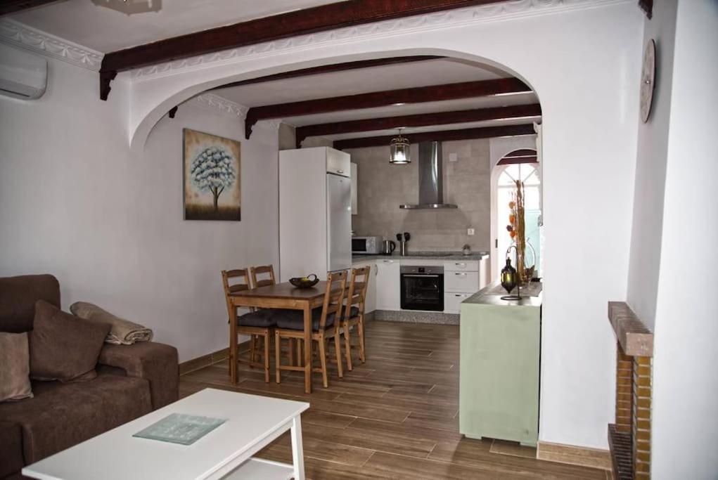 House w shared pool, perfect for small families - 2