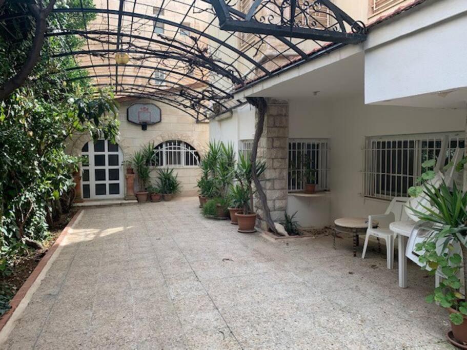 Charming Apartment in Shmeisani, Ammán
