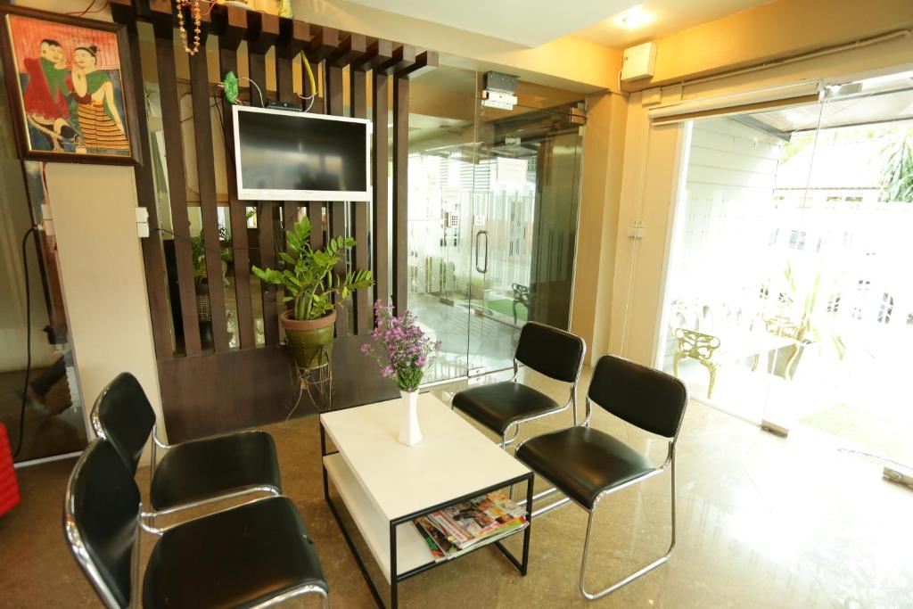 Restaurant, Puangpech Place in Lampang