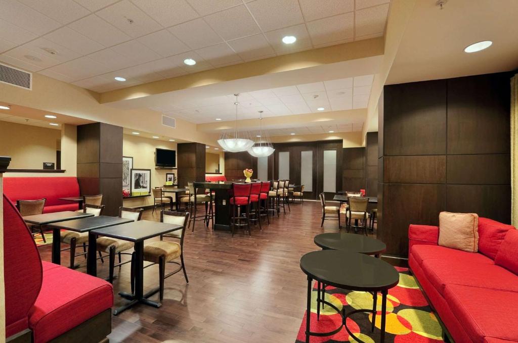 Hampton Inn Jacksonville-Anniston Area photo