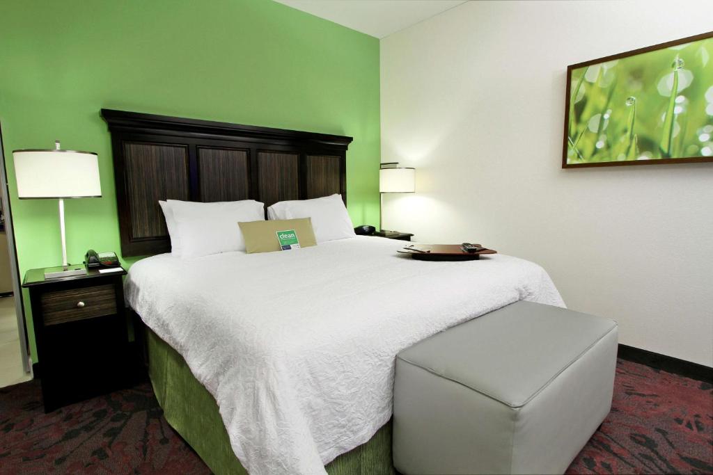 Hampton Inn & Suites Winnie photo