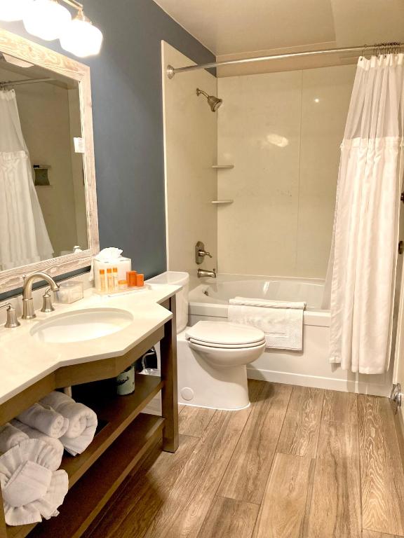 Sand Pebbles Inn photo