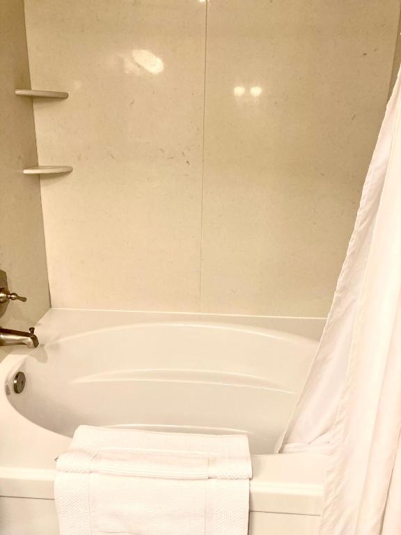 Sand Pebbles Inn photo