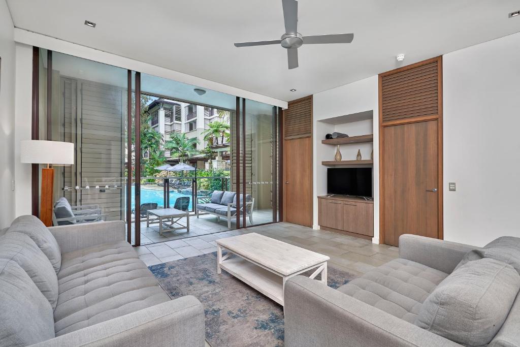 Swim Out Apartments in Triton Street Beachfront Resort Palm Cove photo