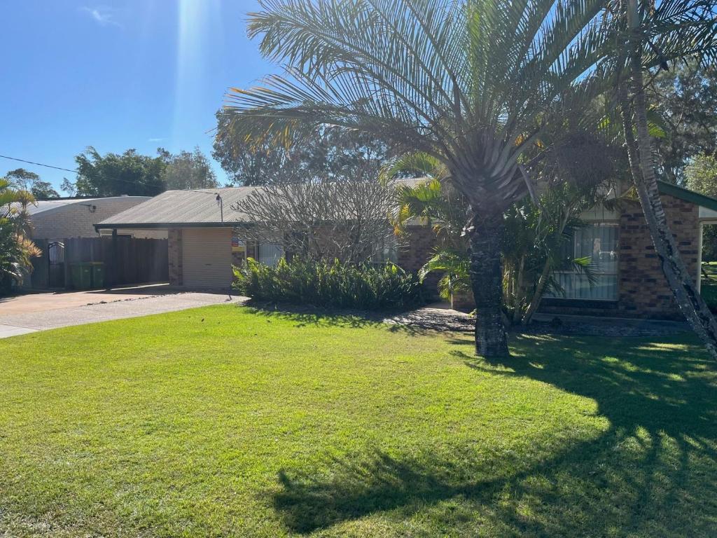 Baker - Rainbow Beach - Walk to Everything, Including the Beach — Hotel in Fraser Coast