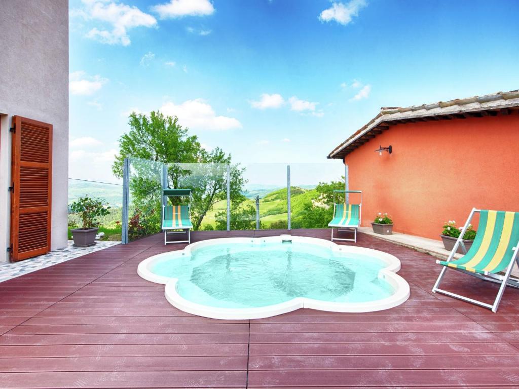 Spacious Mansion in Sant'Angelo in Vado with Pool