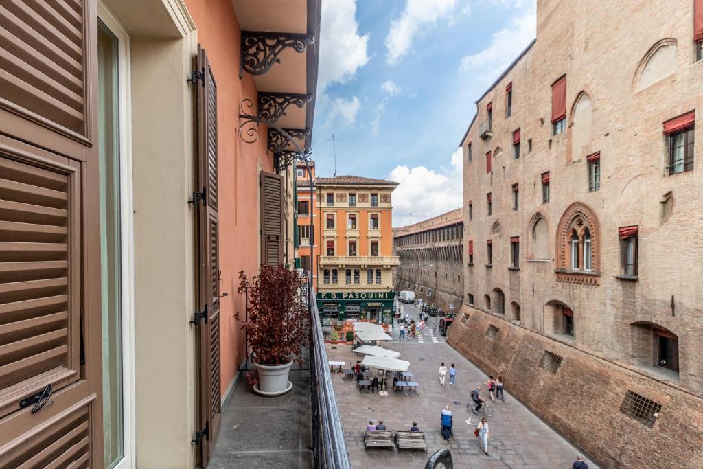 Casa Isolani, Piazza Maggiore photo