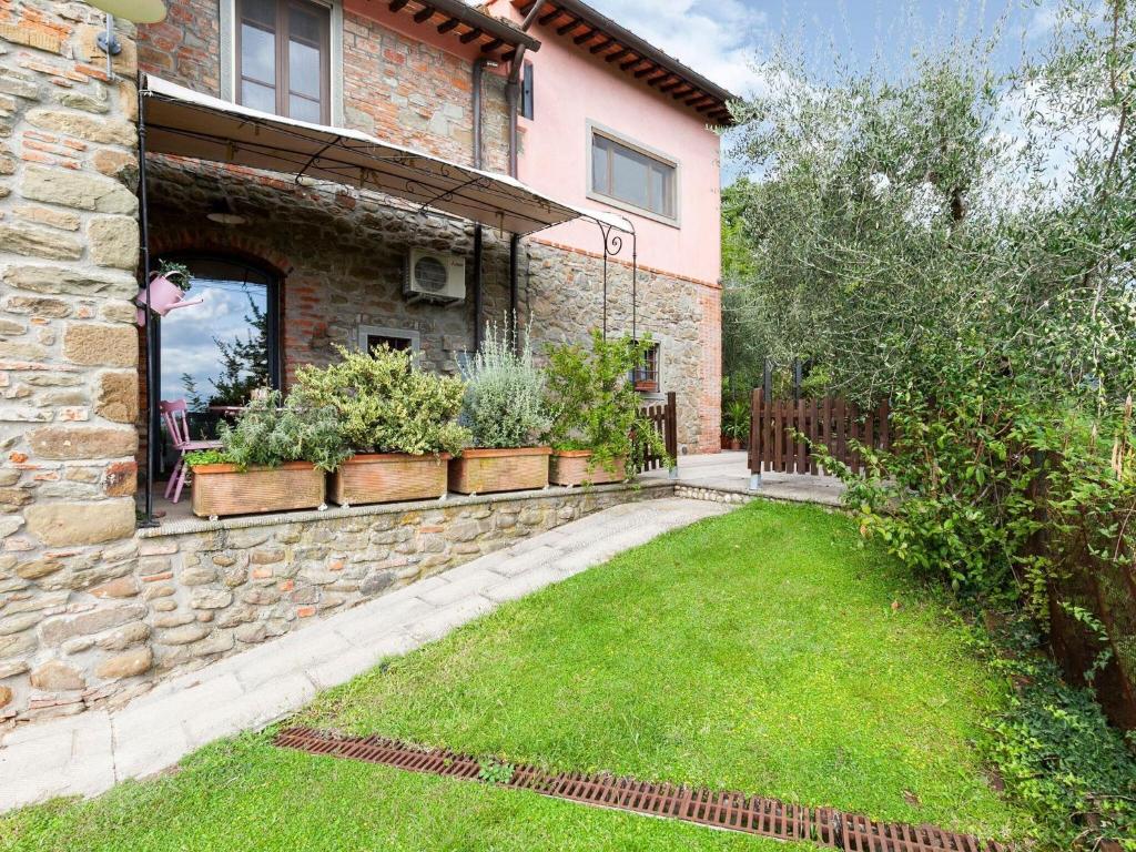 Lovely Farmhouse in Pian di Scò with Barbecue