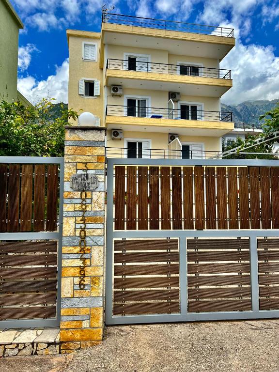 J&amp;B Rooms Dhermi — Hotel in Vlora