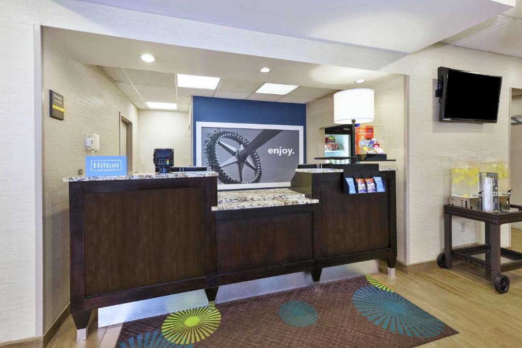 Hampton Inn Clinton フロント・ロビー