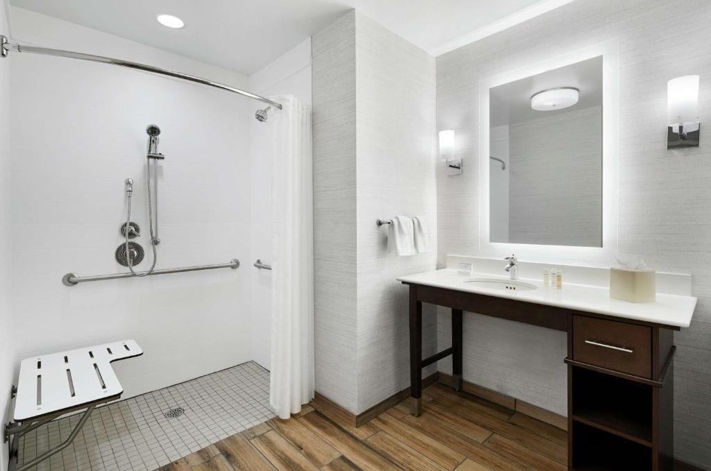 Bathroom, Homewood Suites by Hilton Champaign-Urbana in Champaign (IL)