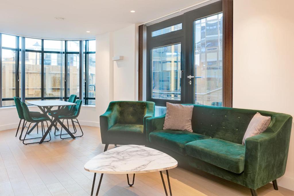 Brentford Apartments by Charles Hope — Hotel in London