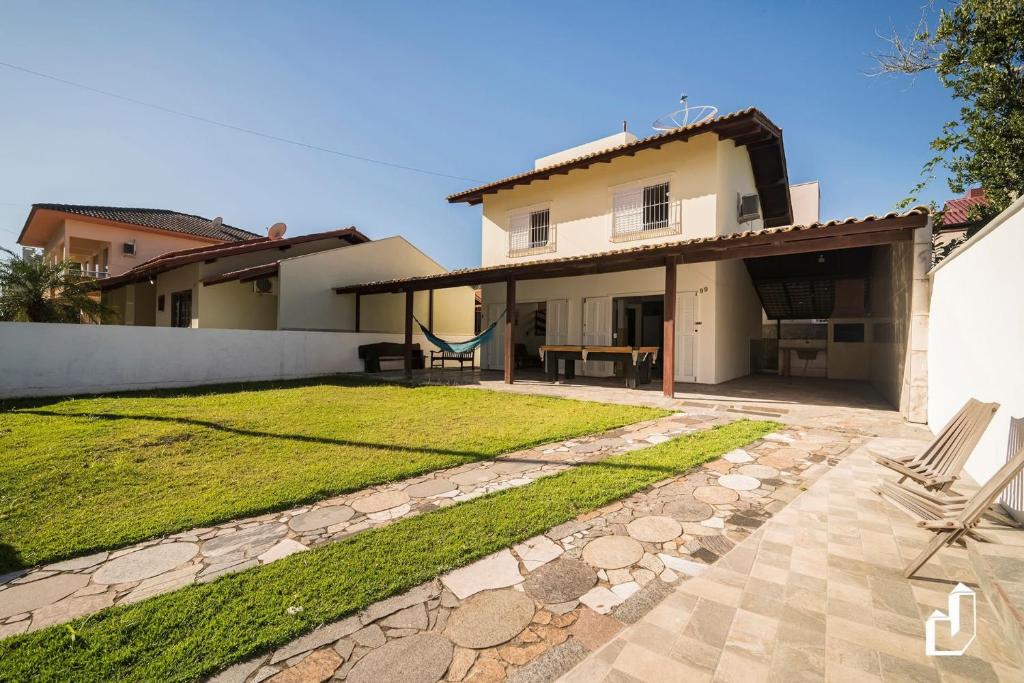 Casa com 03 dormitórios climatizados com berço, Canto Grande