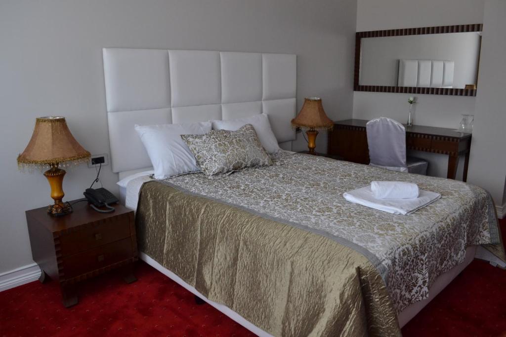 Hotel Emi photo