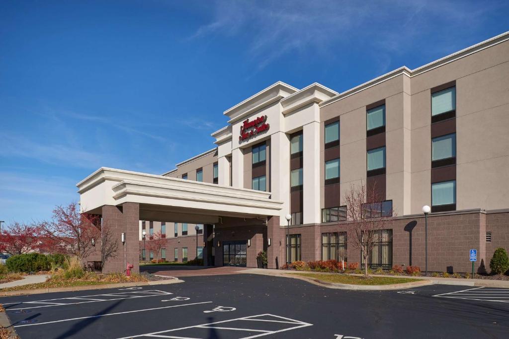 Hampton Inn and Suites Rogers photo