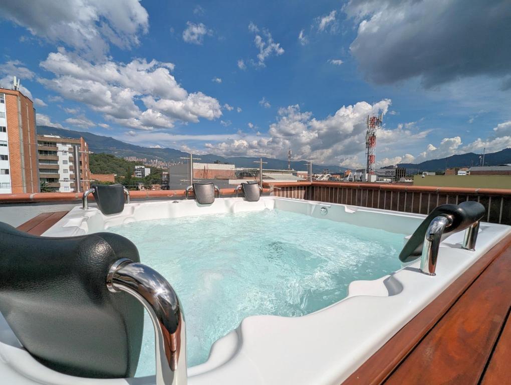 Welcome to Medellin! - Rooftop - Jacuzzi - Wifi - Laureles - Estadio - 1