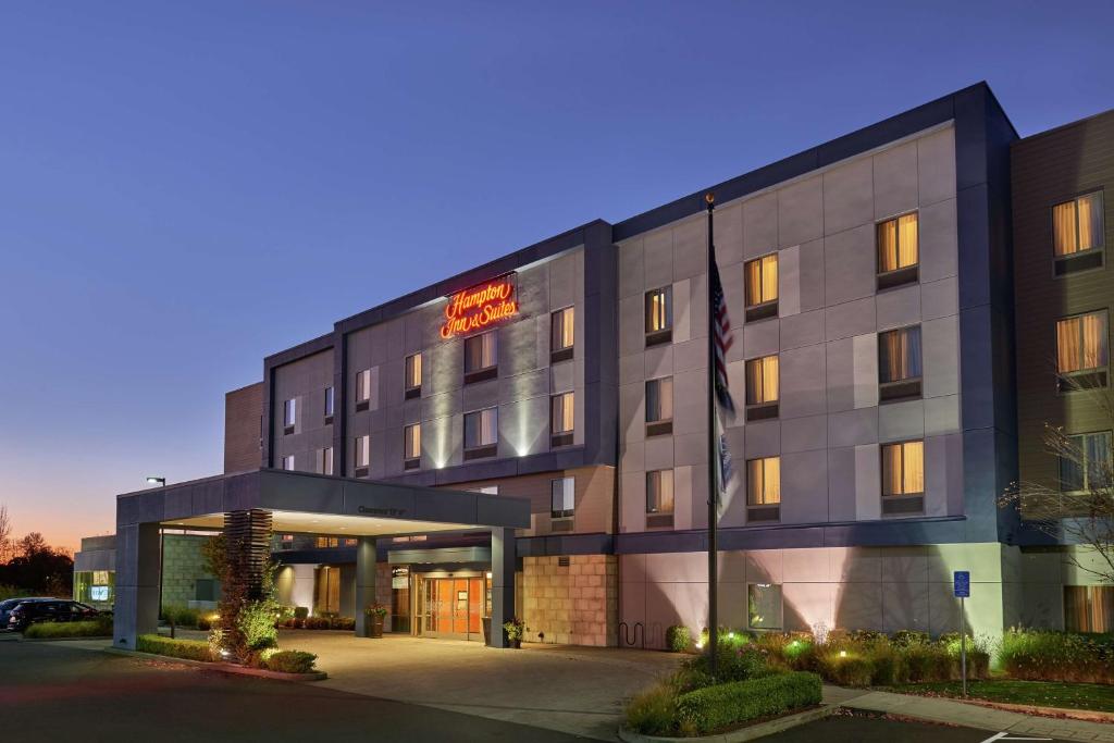 Hampton Inn and Suites Salem photo