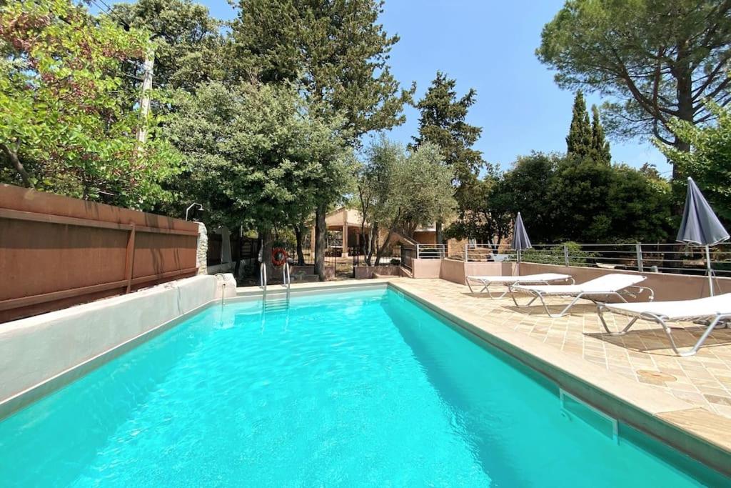 Luxurious bastidon with swimming pool and jacuzzi - 2