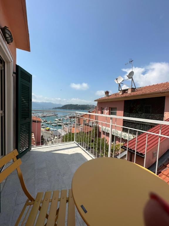 Favolosa stanza gialla con terrazzino vista mare Mottino23 - 2