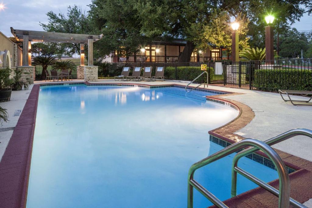 DoubleTree by Hilton Austin University Area photo