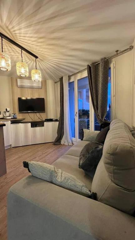 Location estival parfaite : Studio à 50 mètres de la plage, offrant une magnifique vue mer - 2