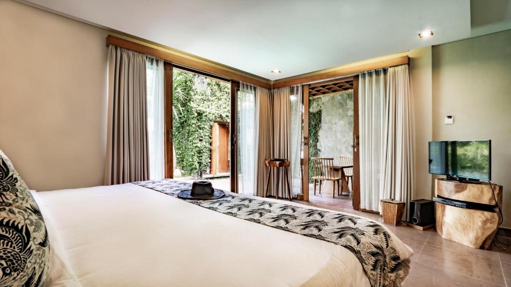 Shared lounge/TV area