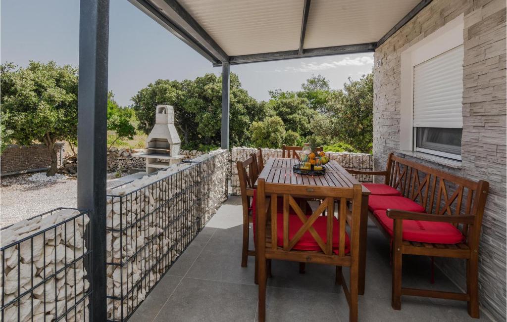 Nice Home In Vir With Wifi, Vir