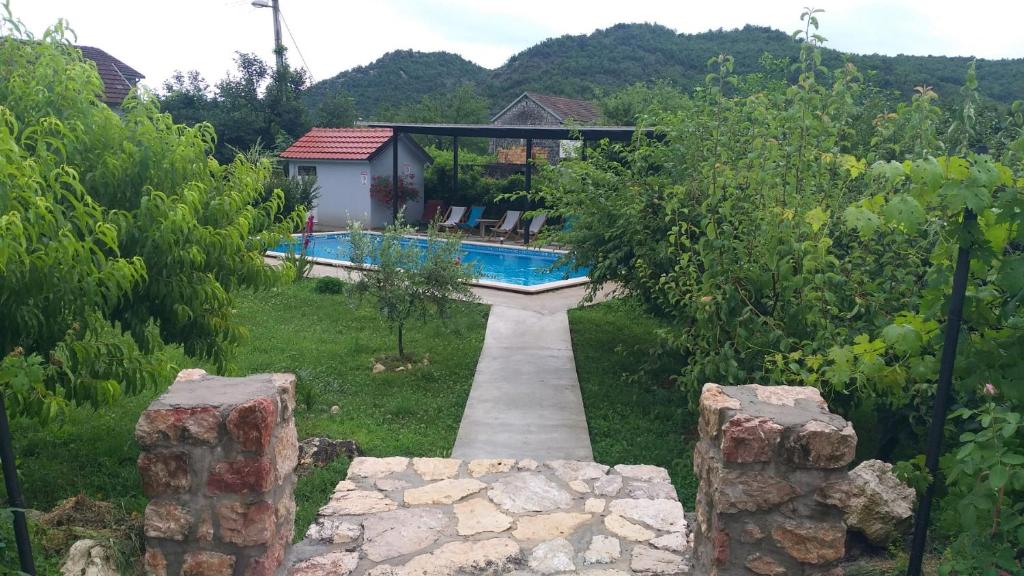 Rustic village — Hotel in Riječani