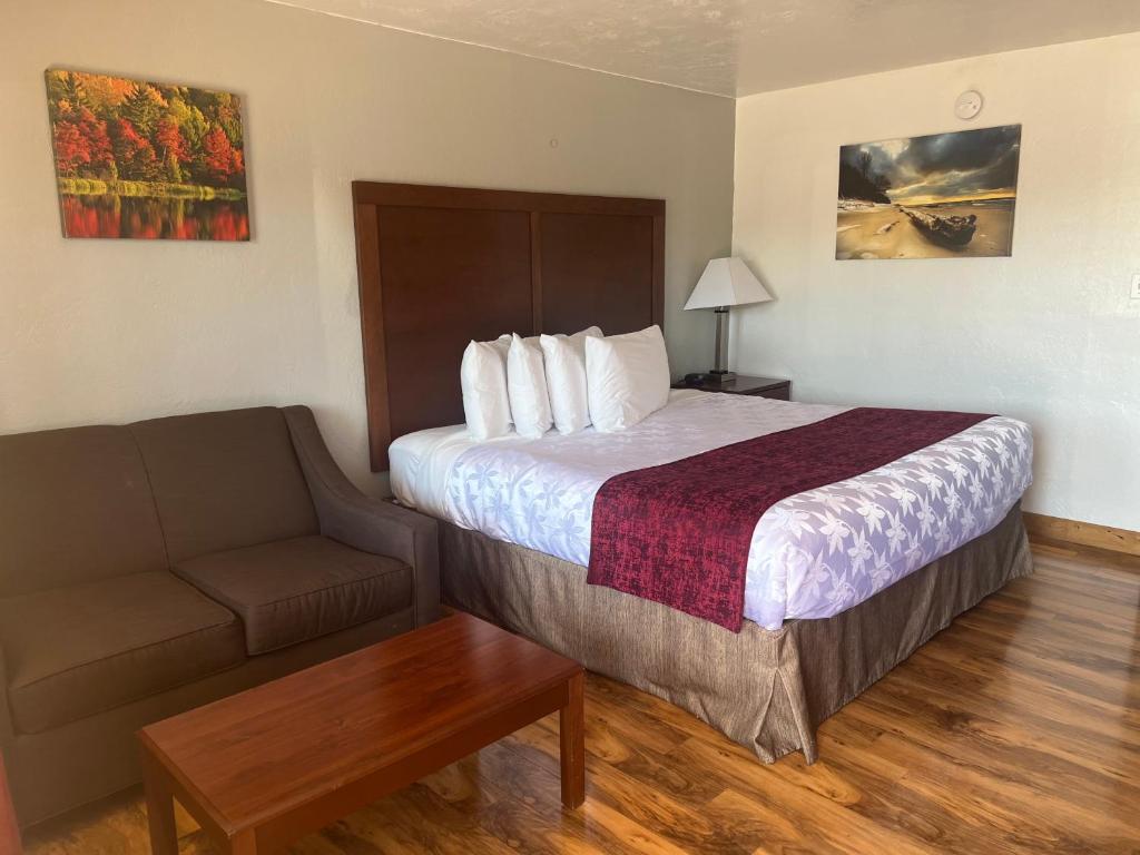 Red Carpet Inn Medford photo