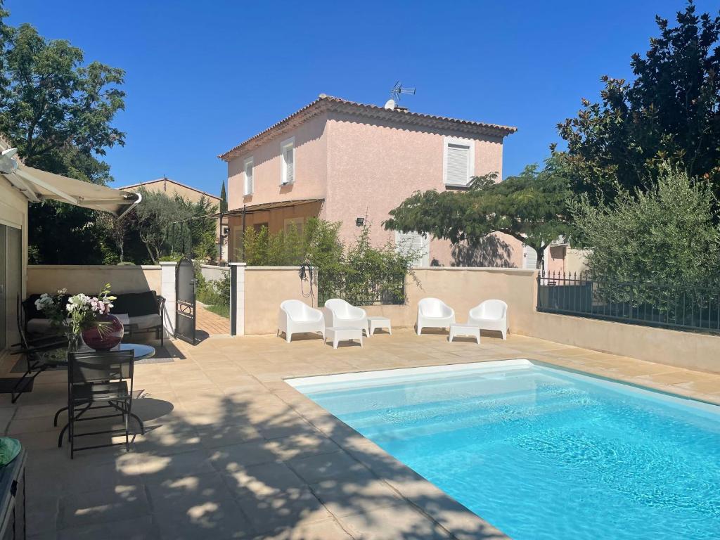 Villa avec piscine privée à Avignon - 1