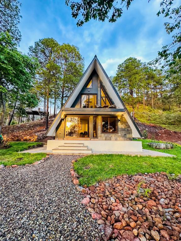 Tiny Pines A-Frame Cabin, Domes and Luxury Glamping Site, El Rodeo
