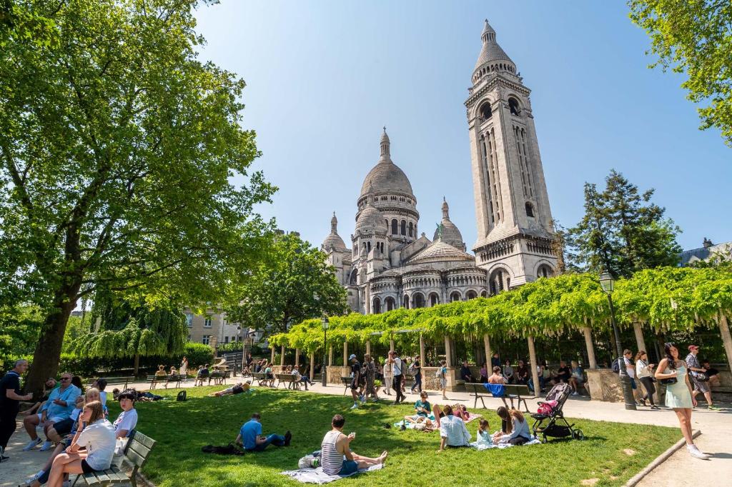 In front of The Sacre Cœur - 2 bedrooms with elevator - 4