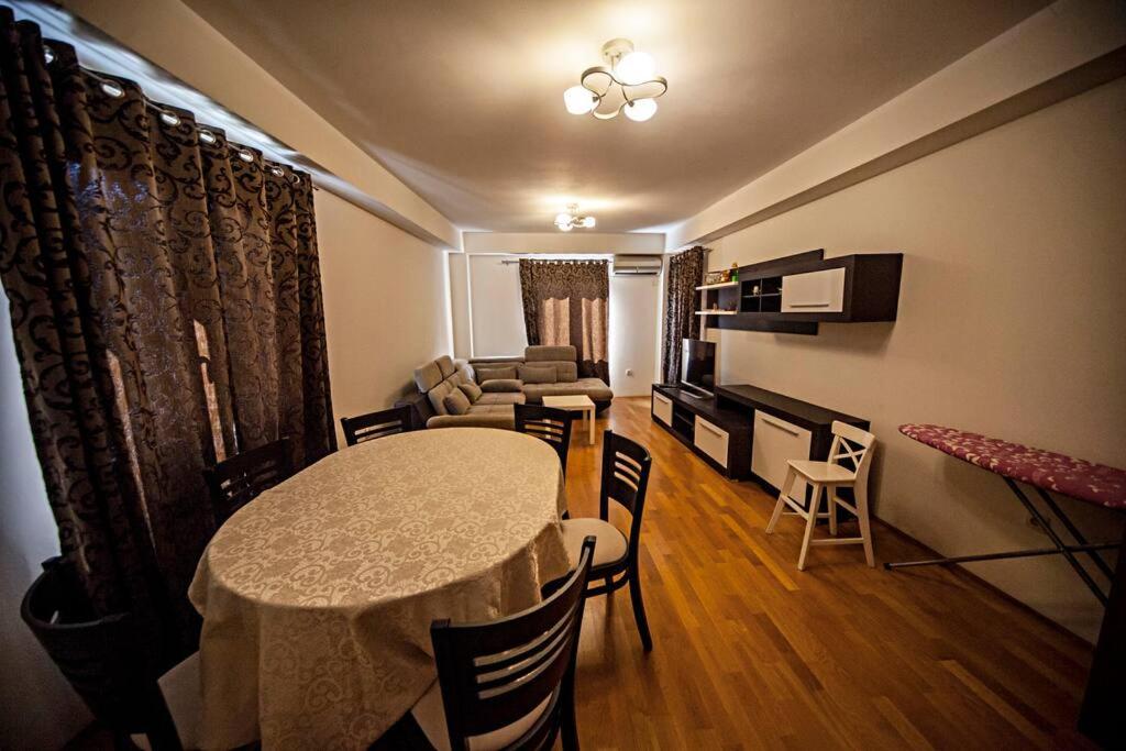 Lovely 2-bedroom condo with private garage - 1