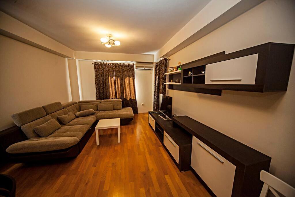 Lovely 2-bedroom condo with private garage - 2