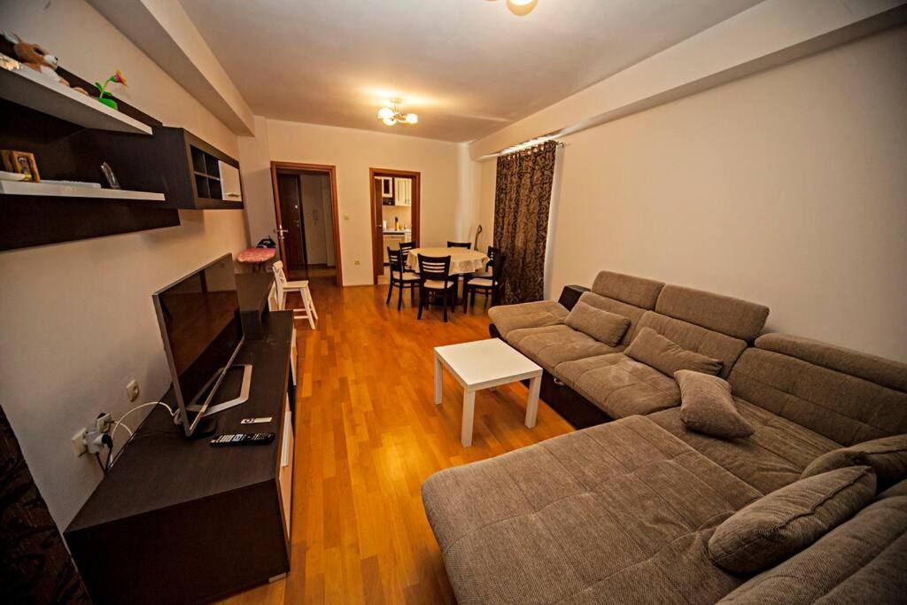 Lovely 2-bedroom condo with private garage - 3