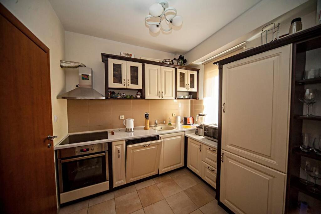 Lovely 2-bedroom condo with private garage - 4