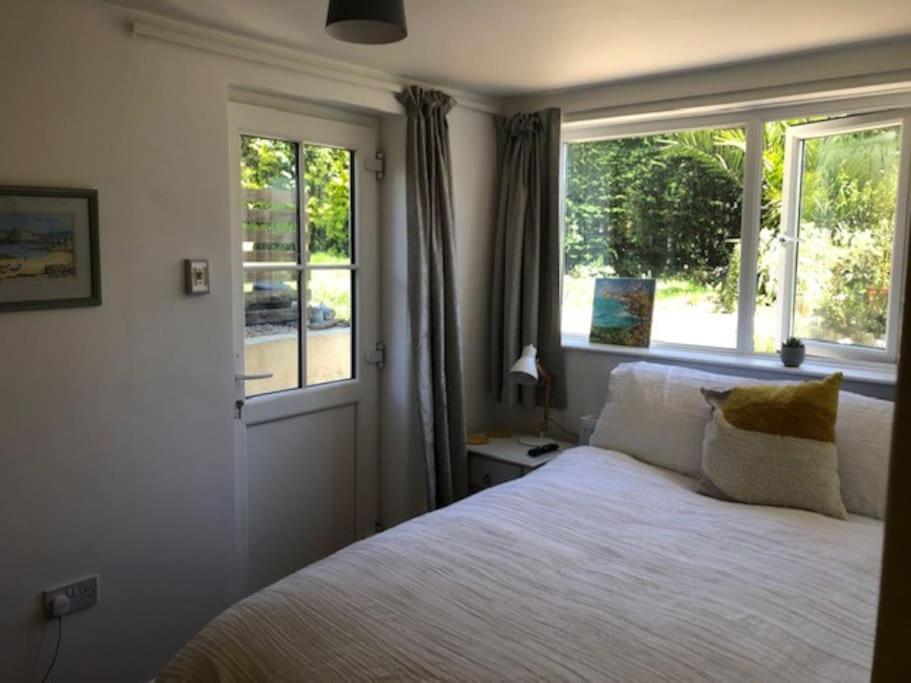 Light airy comfy small double room with en-suite, Falmouth