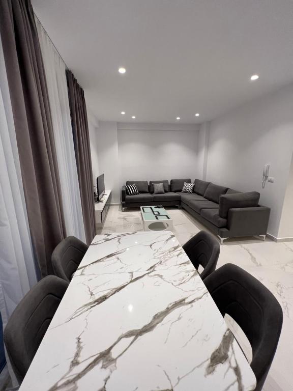 Mumbas Apartment 2, Himare