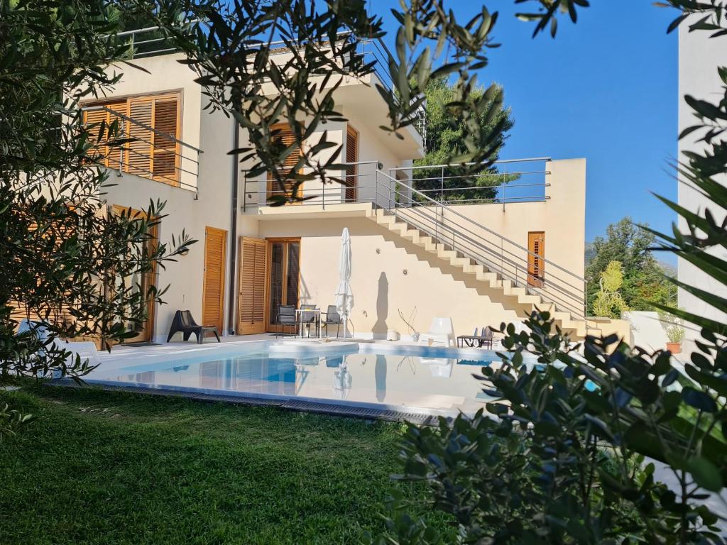 Whole Modern Villa With Pool And Near The Sea