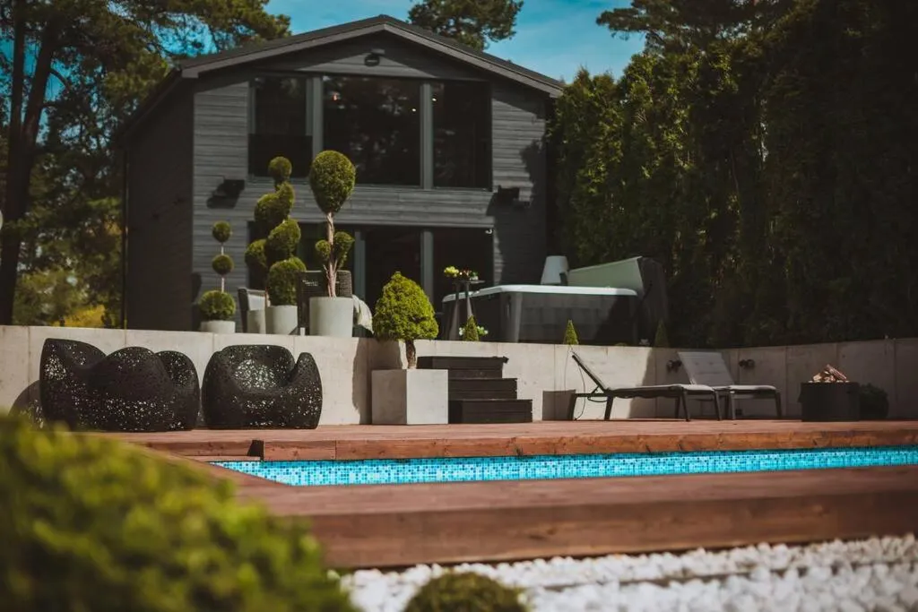 BLACK HOUSE - premium holiday guest house, Hotel in Priedkalne