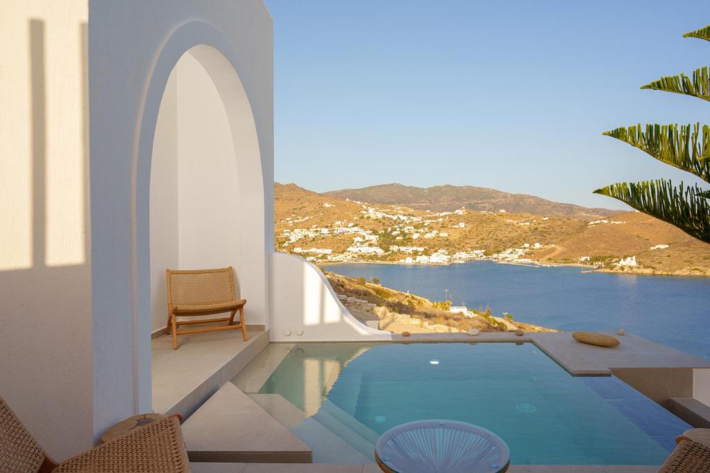 Ios Seaside house with sunset view and small pool, Ios