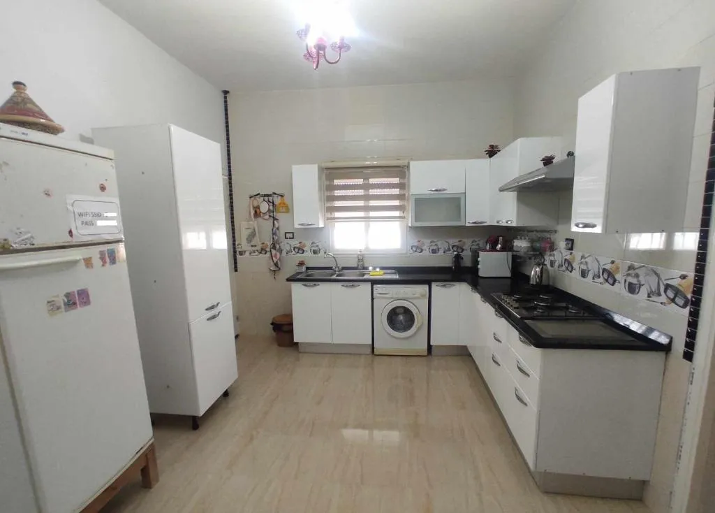 villa mimosa avec parking intérieur，位于泰塔温的酒店