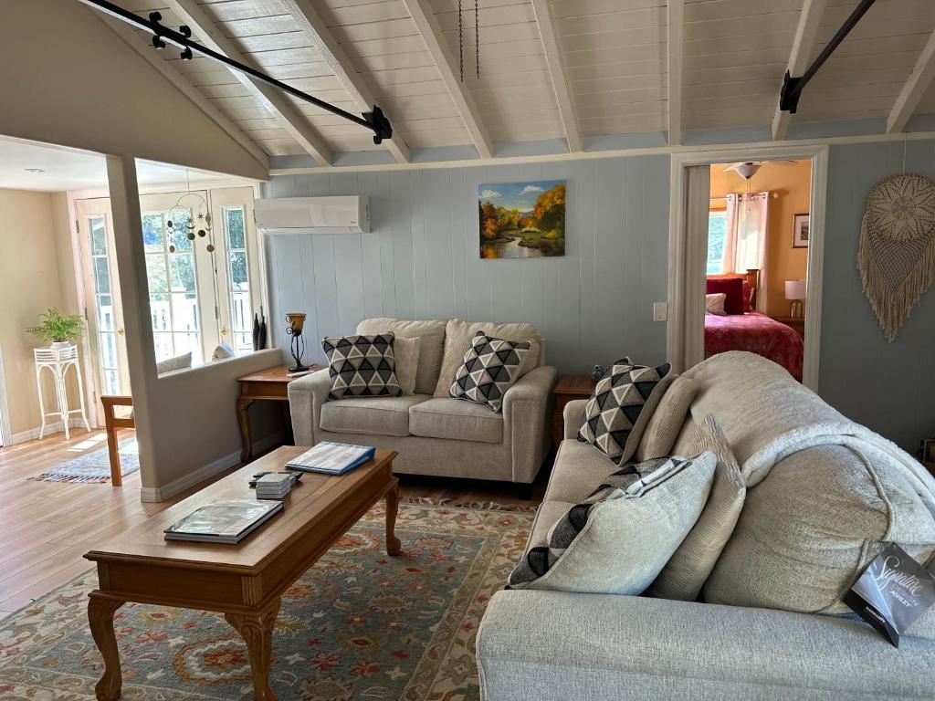 Blue Bird Cottage - pet friendly photo