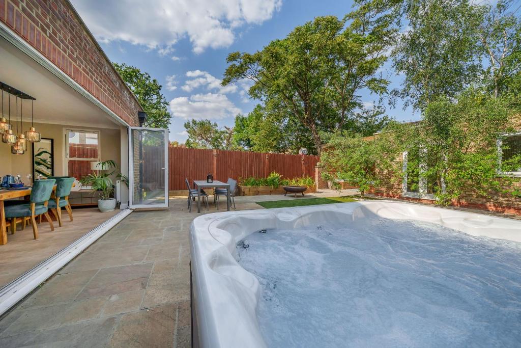 Stunning 3B2Ba Huge entertaining space and hottub!, Raynes Park