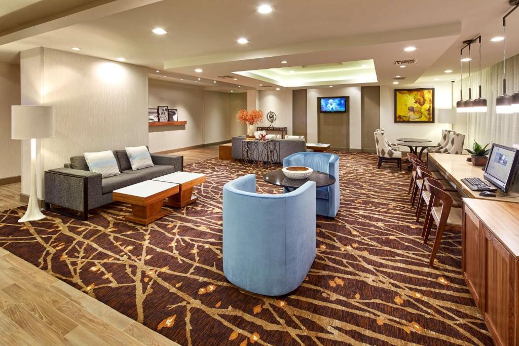 Shared lounge/TV area, DoubleTree by Hilton LAX - El Segundo in Los Angeles (CA)