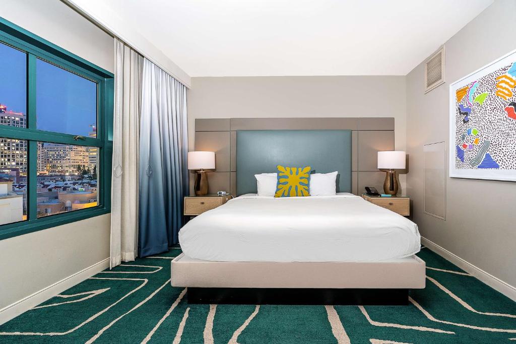 San Diego Embassy Suites by Hilton San Diego Bay Downtown room